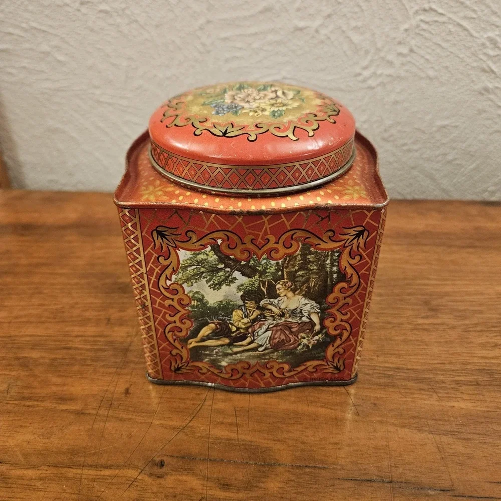 Vintage‎ Daher Tin Made In England EUC Red Floral Lovers Scenes